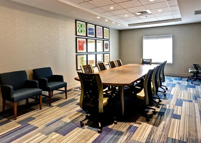 Holiday Inn Express & Suites Manhattan By Ihg